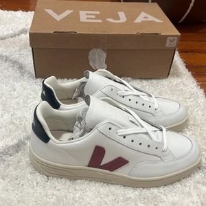 Veja V-12 Leather Mens 9.5 Brand New